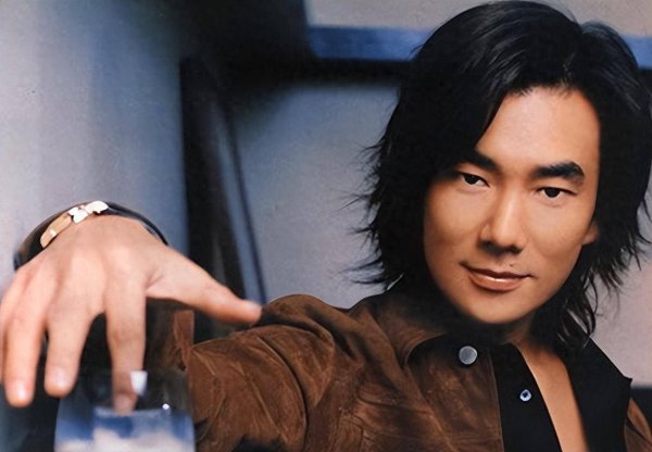 优股平台 57岁天王登台前缺氧？被目击躲后台大口吸氧，娶师妹至今零绯闻！