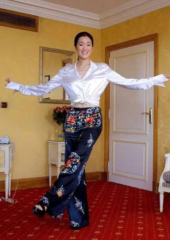 钱掌柜配资 巩俐不愧是真正的妖艳女王，碎花长裤搭配白色衬衣魅力无双！